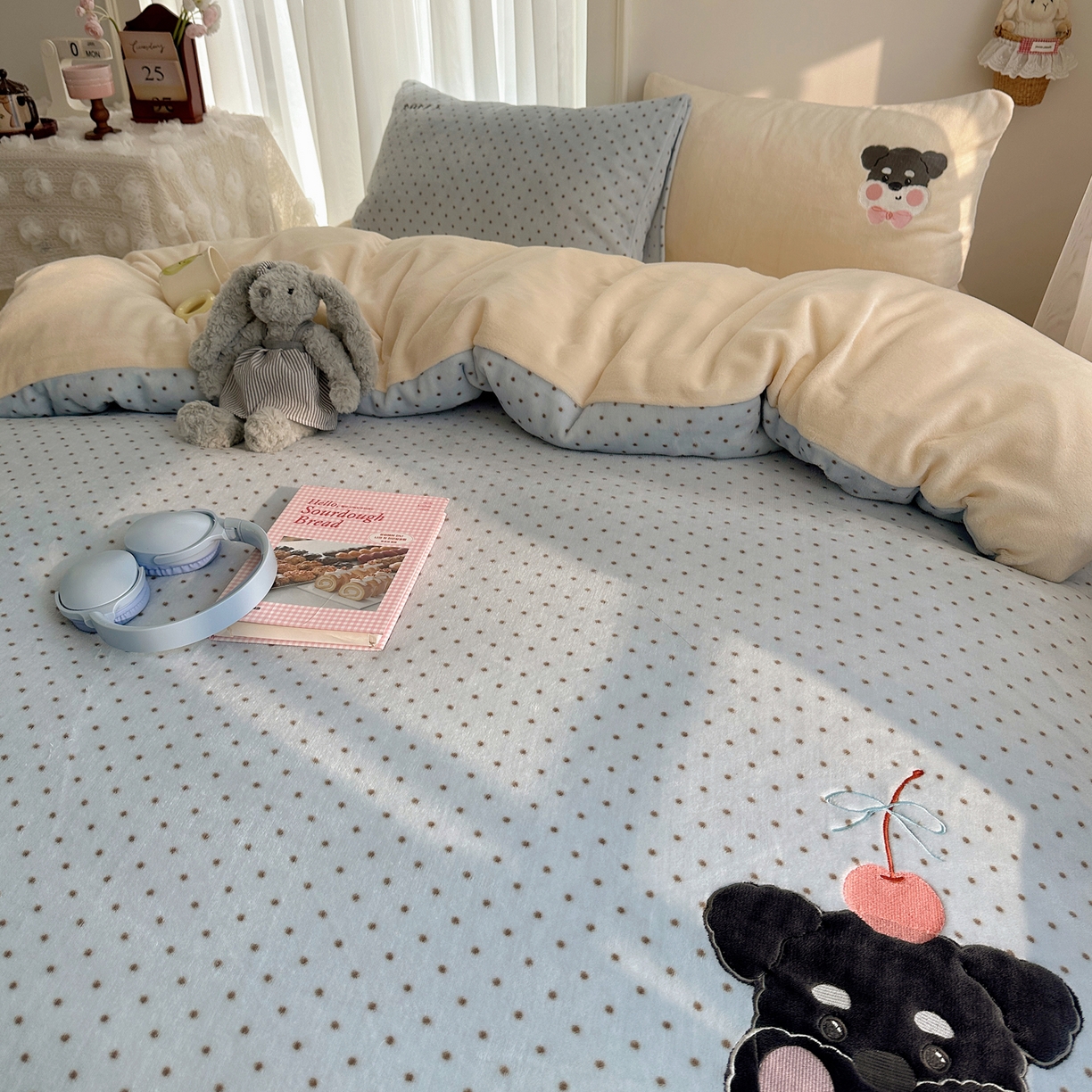 91家纺网 家纺一手货源 找家纺 韩都家居 2025新款卡通贴布绣系列加厚牛奶绒四件套 苹果狗狗