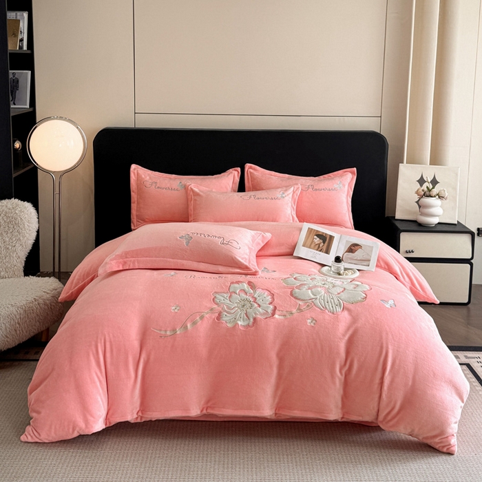 91家纺网 家纺一手货源 找家纺 （总）畅畅家纺 2025新款牛奶绒大版贴布绣四件套