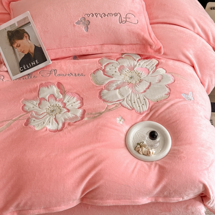 91家纺网 家纺一手货源 找家纺 （总）畅畅家纺 2025新款牛奶绒大版贴布绣四件套