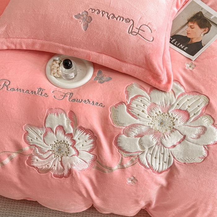 91家纺网 家纺一手货源 找家纺 （总）畅畅家纺 2025新款牛奶绒大版贴布绣四件套