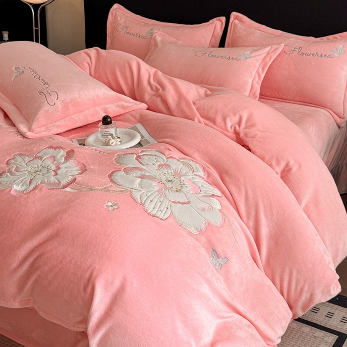 91家纺网 家纺一手货源 找家纺 （总）畅畅家纺 2025新款牛奶绒大版贴布绣四件套