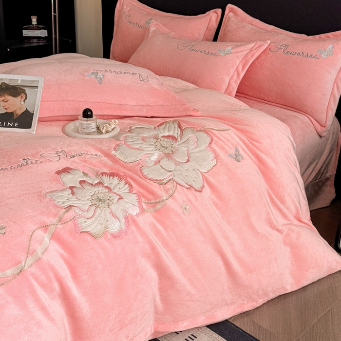 91家纺网 家纺一手货源 找家纺 （总）畅畅家纺 2025新款牛奶绒大版贴布绣四件套