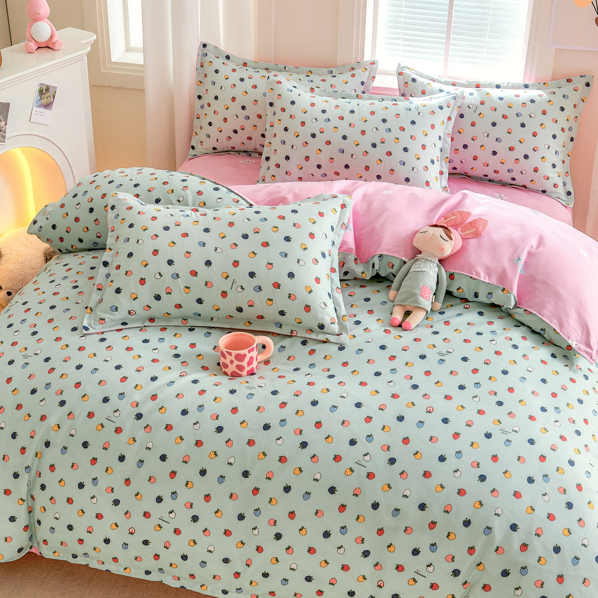 91家纺网 家纺一手货源 找家纺 简冠 开学季2025新款植物羊绒学生宿舍上下铺学生三件套四件套 小草莓