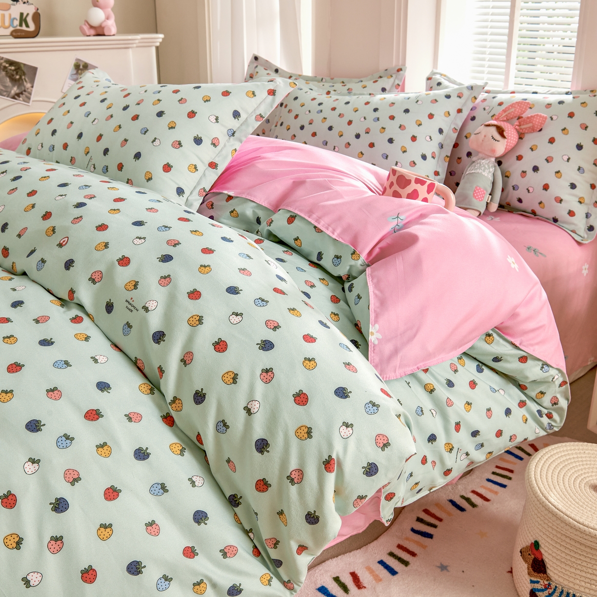 91家纺网 家纺一手货源 找家纺 简冠 开学季2025新款植物羊绒学生宿舍上下铺学生三件套四件套 小草莓