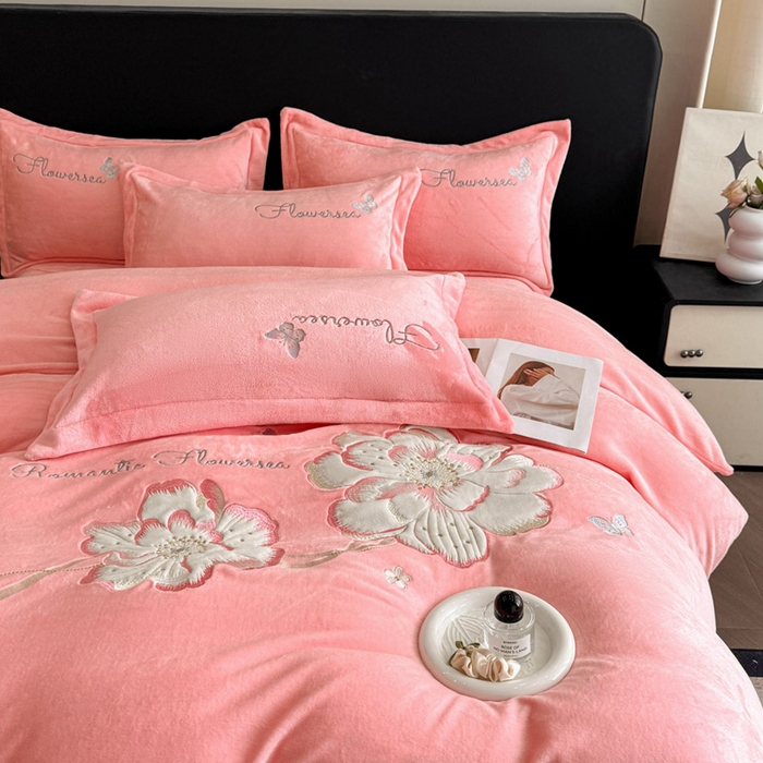 91家纺网 家纺一手货源 找家纺 （总）畅畅家纺 2025新款牛奶绒大版贴布绣四件套