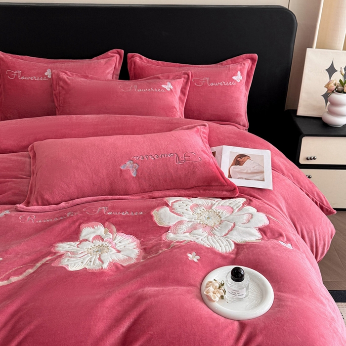 91家纺网 家纺一手货源 找家纺 （总）畅畅家纺 2025新款牛奶绒大版贴布绣四件套