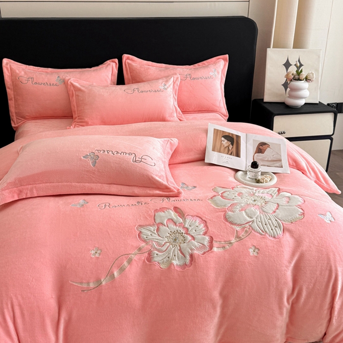 91家纺网 家纺一手货源 找家纺 畅畅家纺 2025新款牛奶绒大版贴布绣四件套 富贵花开-粉色