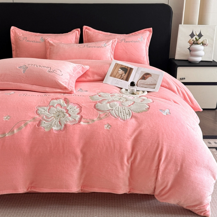 91家纺网 家纺一手货源 找家纺 畅畅家纺 2025新款牛奶绒大版贴布绣四件套 富贵花开-粉色