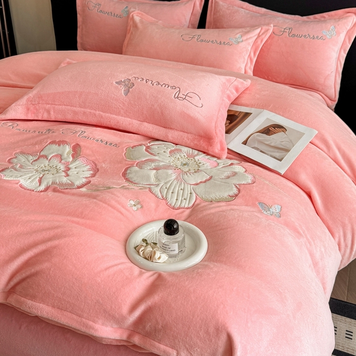 91家纺网 家纺一手货源 找家纺 畅畅家纺 2025新款牛奶绒大版贴布绣四件套 富贵花开-粉色
