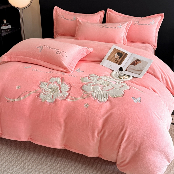 91家纺网 家纺一手货源 找家纺 畅畅家纺 2025新款牛奶绒大版贴布绣四件套 富贵花开-粉色