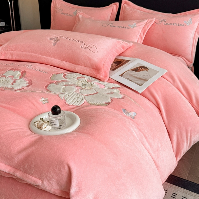 91家纺网 家纺一手货源 找家纺 畅畅家纺 2025新款牛奶绒大版贴布绣四件套 富贵花开-粉色