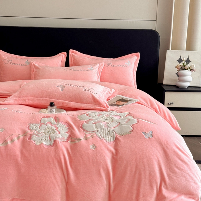 91家纺网 家纺一手货源 找家纺 畅畅家纺 2025新款牛奶绒大版贴布绣四件套 富贵花开-粉色