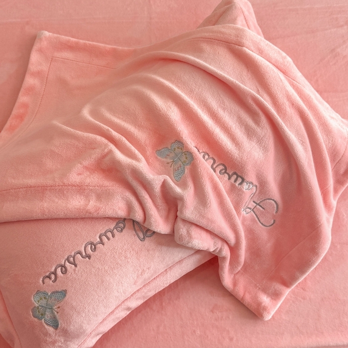 91家纺网 家纺一手货源 找家纺 畅畅家纺 2025新款牛奶绒大版贴布绣四件套 富贵花开-粉色