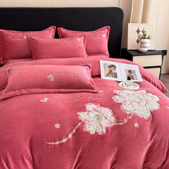 91家纺网 家纺一手货源 找家纺 畅畅家纺 2025新款牛奶绒大版贴布绣四件套 富贵花开-红豆沙