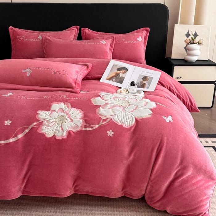 91家纺网 家纺一手货源 找家纺 畅畅家纺 2025新款牛奶绒大版贴布绣四件套 富贵花开-红豆沙