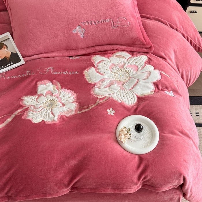 91家纺网 家纺一手货源 找家纺 畅畅家纺 2025新款牛奶绒大版贴布绣四件套 富贵花开-红豆沙