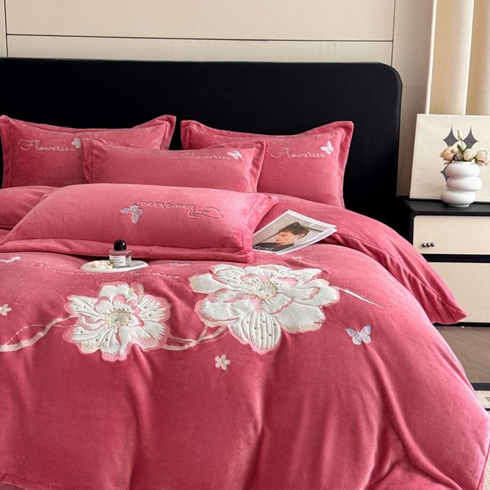 91家纺网 家纺一手货源 找家纺 畅畅家纺 2025新款牛奶绒大版贴布绣四件套 富贵花开-红豆沙