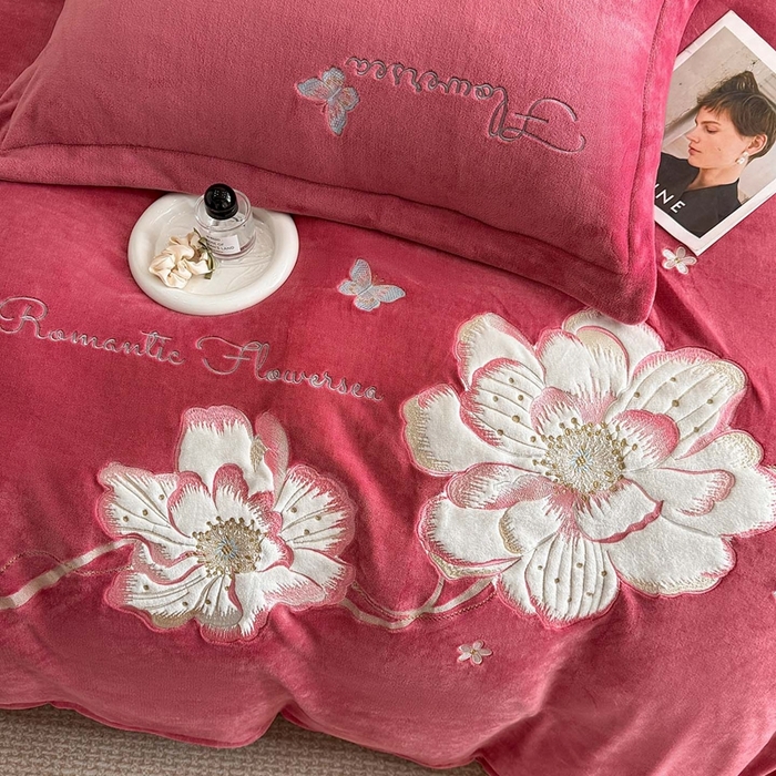 91家纺网 家纺一手货源 找家纺 畅畅家纺 2025新款牛奶绒大版贴布绣四件套 富贵花开-红豆沙