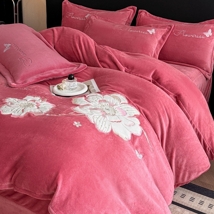 91家纺网 家纺一手货源 找家纺 畅畅家纺 2025新款牛奶绒大版贴布绣四件套 富贵花开-红豆沙