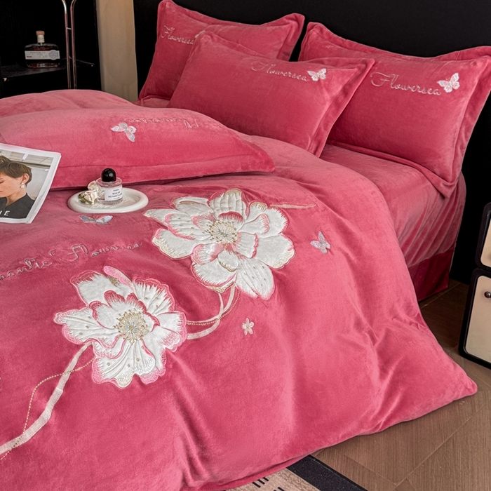 91家纺网 家纺一手货源 找家纺 畅畅家纺 2025新款牛奶绒大版贴布绣四件套 富贵花开-红豆沙