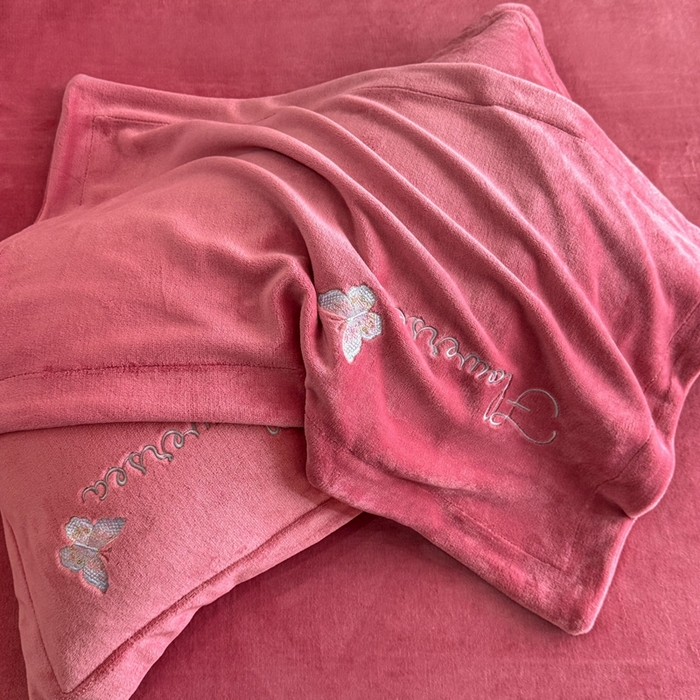 91家纺网 家纺一手货源 找家纺 畅畅家纺 2025新款牛奶绒大版贴布绣四件套 富贵花开-红豆沙