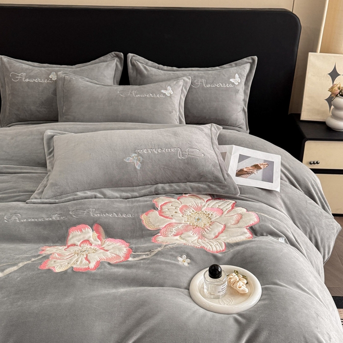 畅畅家纺 2025新款牛奶绒大版贴布绣四件套 富贵花开-灰
