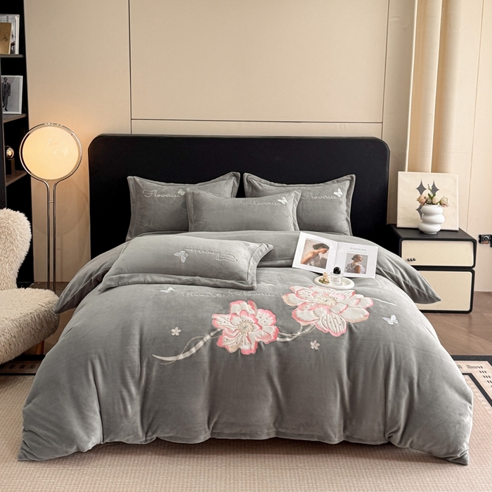 91家纺网 家纺一手货源 找家纺 畅畅家纺 2025新款牛奶绒大版贴布绣四件套 富贵花开-灰