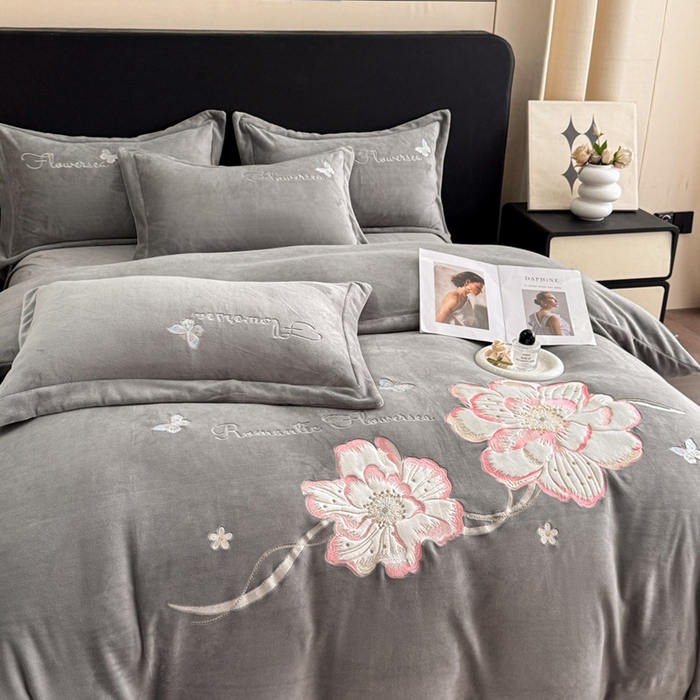 91家纺网 家纺一手货源 找家纺 畅畅家纺 2025新款牛奶绒大版贴布绣四件套 富贵花开-灰