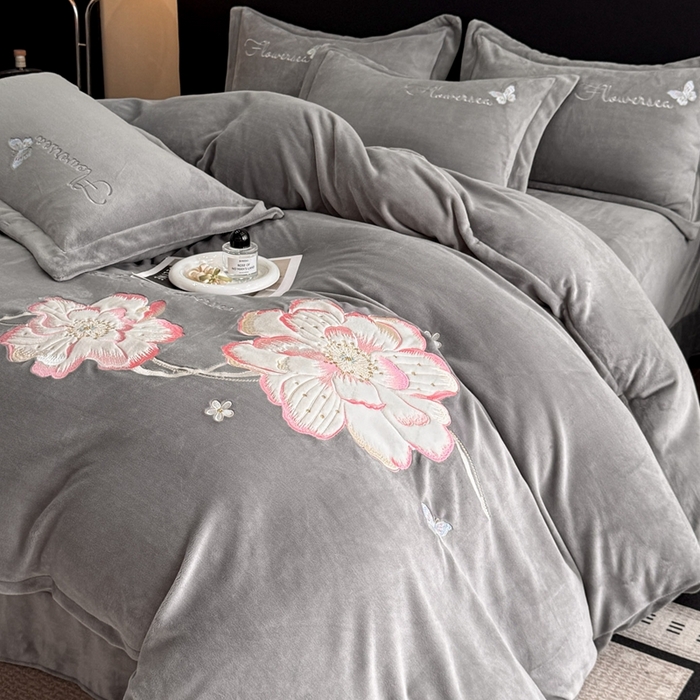 91家纺网 家纺一手货源 找家纺 畅畅家纺 2025新款牛奶绒大版贴布绣四件套 富贵花开-灰