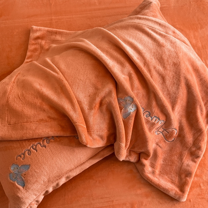 91家纺网 家纺一手货源 找家纺 畅畅家纺 2025新款牛奶绒大版贴布绣四件套 富贵花开-橘色