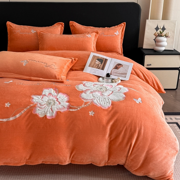 91家纺网 家纺一手货源 找家纺 畅畅家纺 2025新款牛奶绒大版贴布绣四件套 富贵花开-橘色