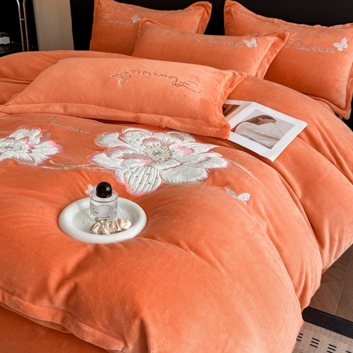 91家纺网 家纺一手货源 找家纺 畅畅家纺 2025新款牛奶绒大版贴布绣四件套 富贵花开-橘色