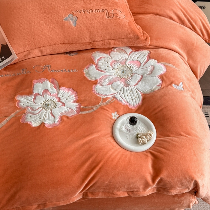 91家纺网 家纺一手货源 找家纺 畅畅家纺 2025新款牛奶绒大版贴布绣四件套 富贵花开-橘色