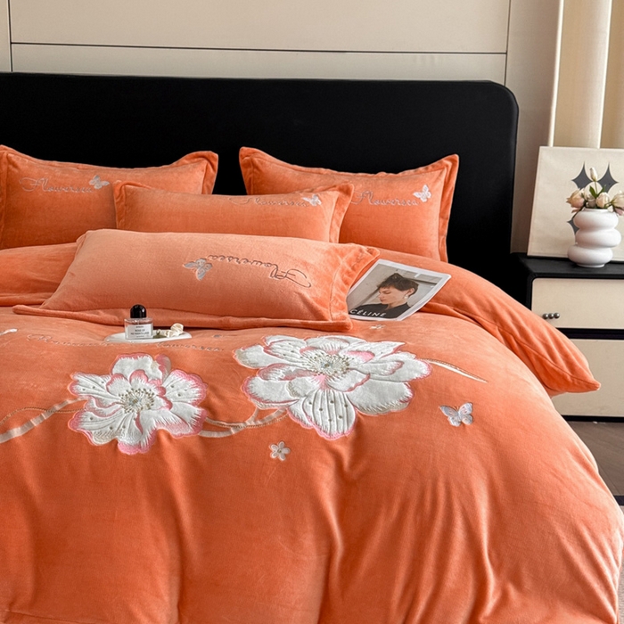 91家纺网 家纺一手货源 找家纺 畅畅家纺 2025新款牛奶绒大版贴布绣四件套 富贵花开-橘色