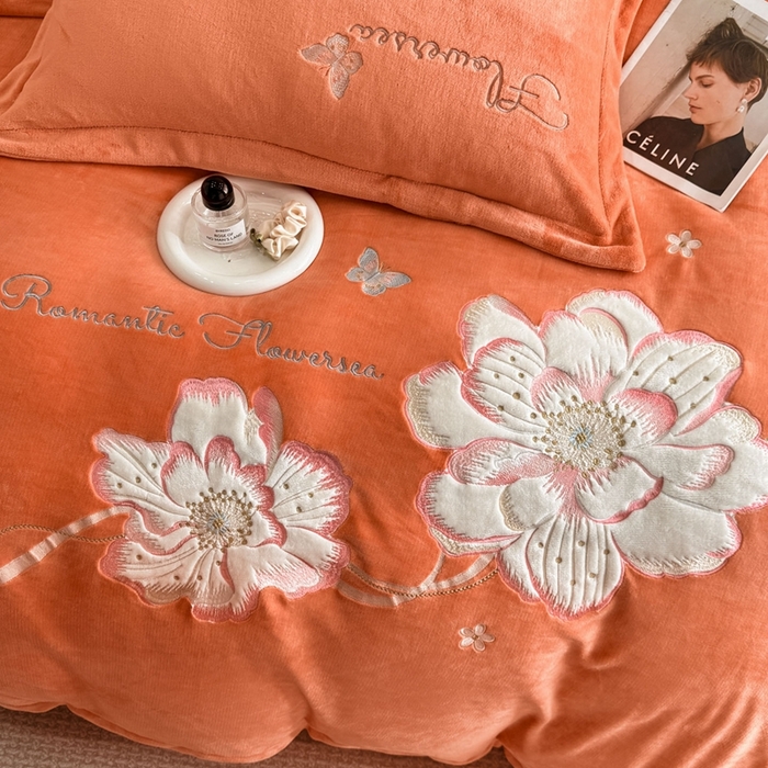 91家纺网 家纺一手货源 找家纺 畅畅家纺 2025新款牛奶绒大版贴布绣四件套 富贵花开-橘色