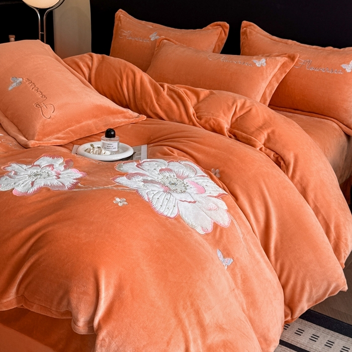 91家纺网 家纺一手货源 找家纺 畅畅家纺 2025新款牛奶绒大版贴布绣四件套 富贵花开-橘色