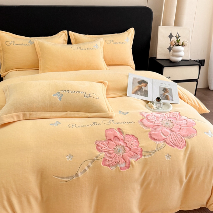 91家纺网 家纺一手货源 找家纺 畅畅家纺 2025新款牛奶绒大版贴布绣四件套 富贵花开-麦黄