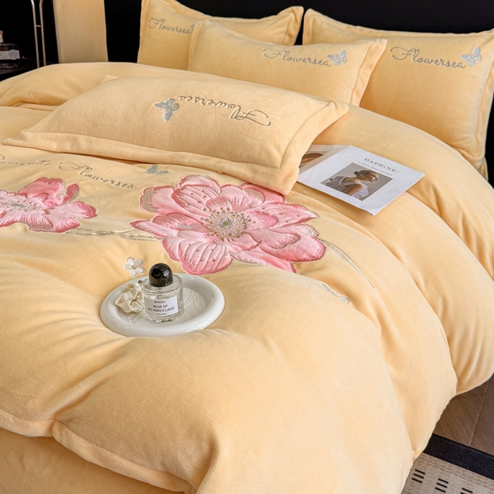 91家纺网 家纺一手货源 找家纺 畅畅家纺 2025新款牛奶绒大版贴布绣四件套 富贵花开-麦黄