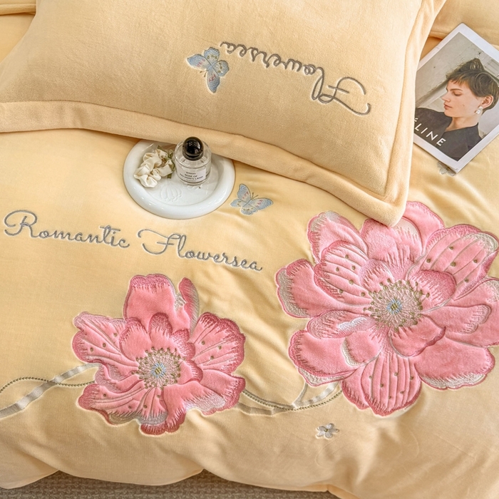 91家纺网 家纺一手货源 找家纺 畅畅家纺 2025新款牛奶绒大版贴布绣四件套 富贵花开-麦黄