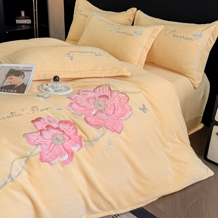 91家纺网 家纺一手货源 找家纺 畅畅家纺 2025新款牛奶绒大版贴布绣四件套 富贵花开-麦黄