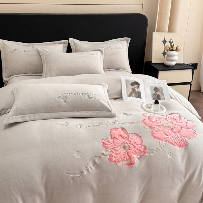 91家纺网 家纺一手货源 找家纺 畅畅家纺 2025新款牛奶绒大版贴布绣四件套 富贵花开-米杏