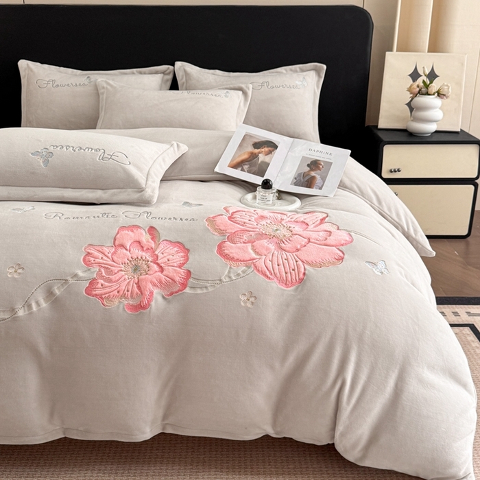 91家纺网 家纺一手货源 找家纺 畅畅家纺 2025新款牛奶绒大版贴布绣四件套 富贵花开-米杏