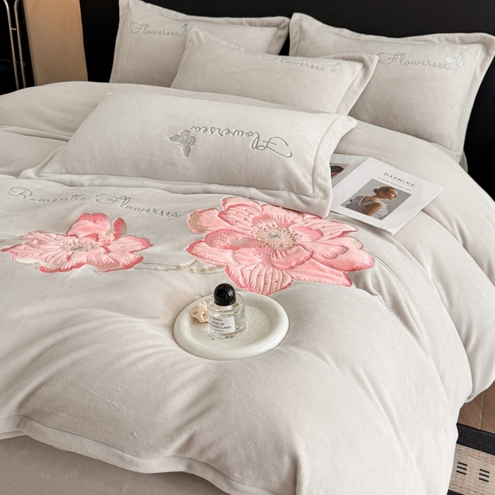91家纺网 家纺一手货源 找家纺 畅畅家纺 2025新款牛奶绒大版贴布绣四件套 富贵花开-米杏