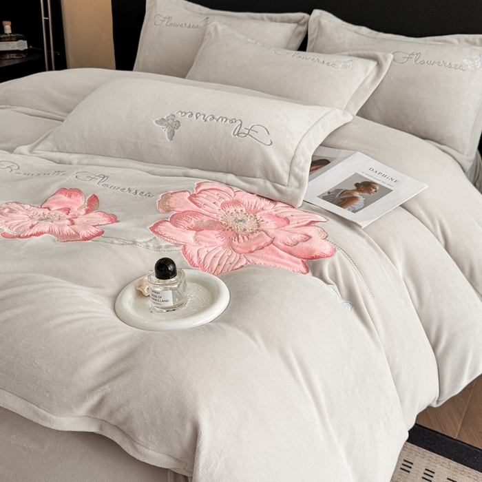 91家纺网 家纺一手货源 找家纺 畅畅家纺 2025新款牛奶绒大版贴布绣四件套 富贵花开-米杏