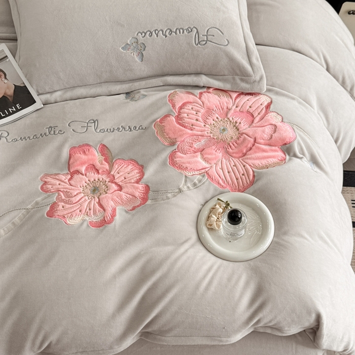 91家纺网 家纺一手货源 找家纺 畅畅家纺 2025新款牛奶绒大版贴布绣四件套 富贵花开-米杏