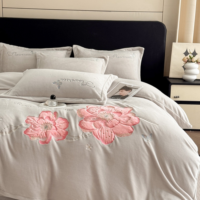 91家纺网 家纺一手货源 找家纺 畅畅家纺 2025新款牛奶绒大版贴布绣四件套 富贵花开-米杏