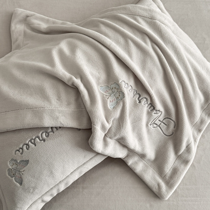 91家纺网 家纺一手货源 找家纺 畅畅家纺 2025新款牛奶绒大版贴布绣四件套 富贵花开-米杏