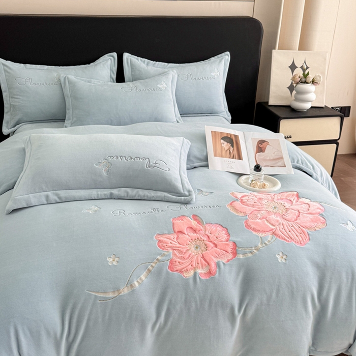 91家纺网 家纺一手货源 找家纺 畅畅家纺 2025新款牛奶绒大版贴布绣四件套 富贵花开-天空蓝