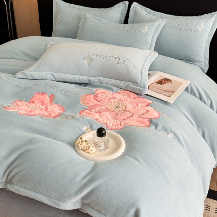 91家纺网 家纺一手货源 找家纺 畅畅家纺 2025新款牛奶绒大版贴布绣四件套 富贵花开-天空蓝