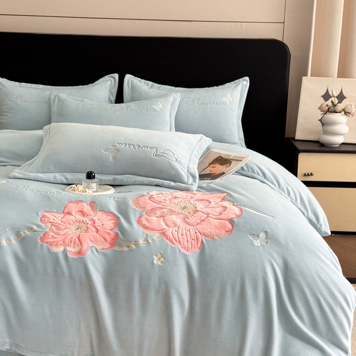 91家纺网 家纺一手货源 找家纺 畅畅家纺 2025新款牛奶绒大版贴布绣四件套 富贵花开-天空蓝